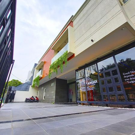 Hadi Park Hotel Surabaya Exterior photo